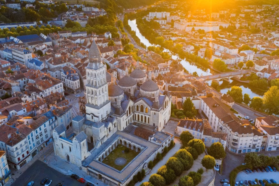Les 100 lieux incontournables : découvrez le parcours captivant de Chartres au Mont-Saint-Michel ce dimanche sur France 5